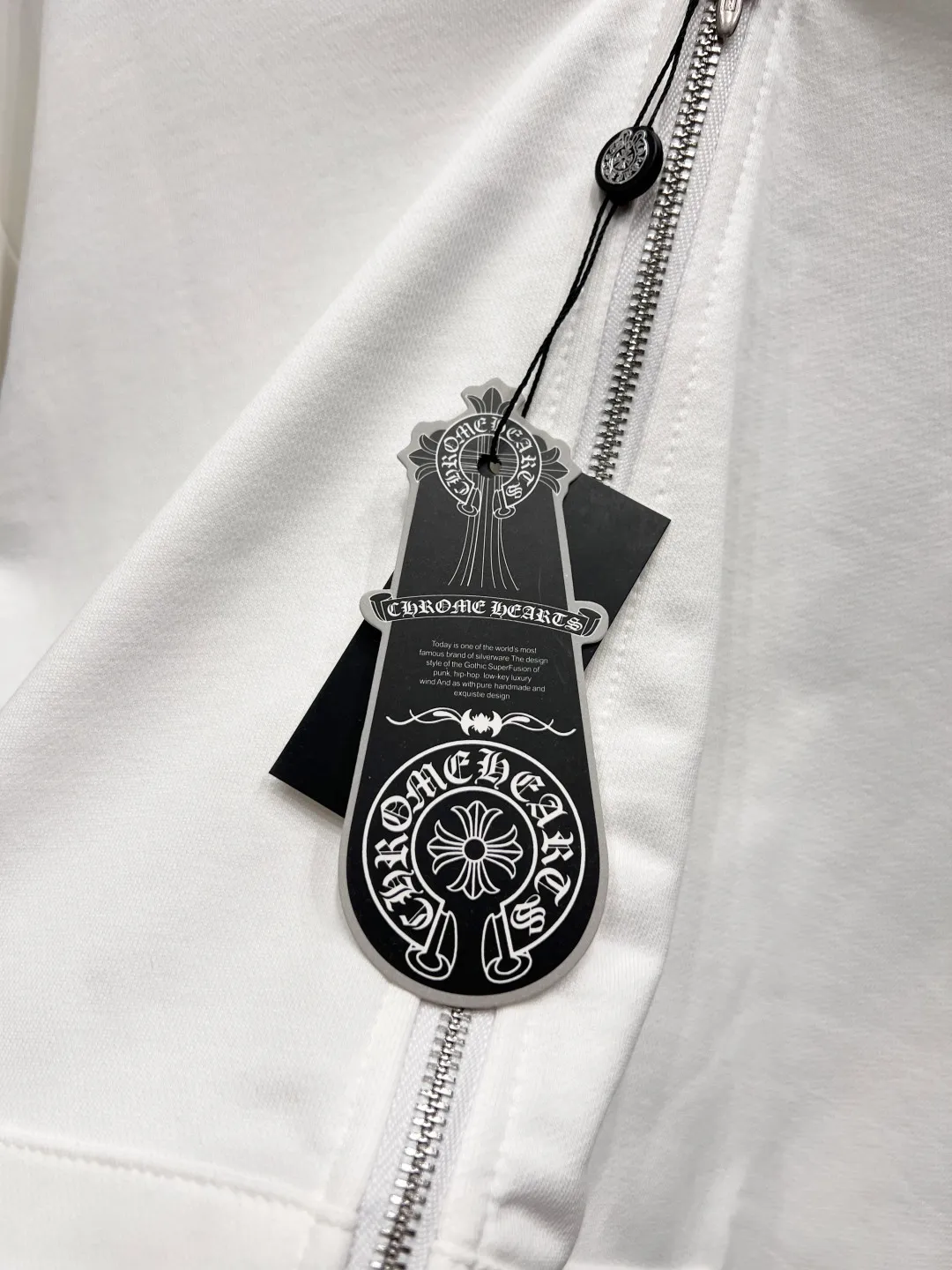 P320 Luxury 𝐂𝐡𝐫𝐨𝐦𝐞 𝐇𝐞𝐚𝐫𝐭𝐬/Cro Xin 2025 Pearl Cross Fully Embroidered New Original Counter High Street Style Jacket Top Version! Customized 420g heavyweight pure cotton fabric! High street style pearl cross all over embroidery + complex pattern embroidery on the sleeves + all embroidery is covered with rubber! Top products from the counter. The upper body is comfortable and textured. It has a low-key luxury feel. The outfit shows high-end taste. The large-cut tailoring is neat and elegant. The sophistication of the upper body is directly impressive👍High-end materials. High-quality cotton materials are selected✂️Outstanding quality. Special processing technology makes the body shape crisp and skin-friendly! No matter your figure, your upper body can instantly become a fashion icon, full of luxury. Accessories: Original molded leather collar label, authentic original hangtag + matching sling + 3D hanging beads + original packaging bag. Craftsmanship: The original version has consistent wiring! Detailed alignment process, highest degree of restoration! Multiple pattern making and debugging, 100% replica of the authentic quality! The correct version is the same for men and women. It is eye-catching, looks great and has full aura! Size: S M L Color: White Black